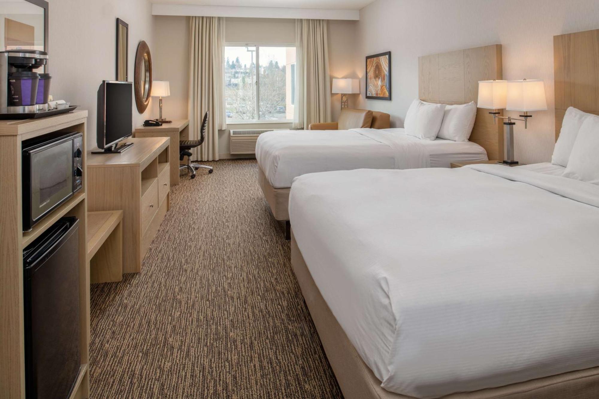 Отель Doubletree By Hilton Олимпия Экстерьер фото