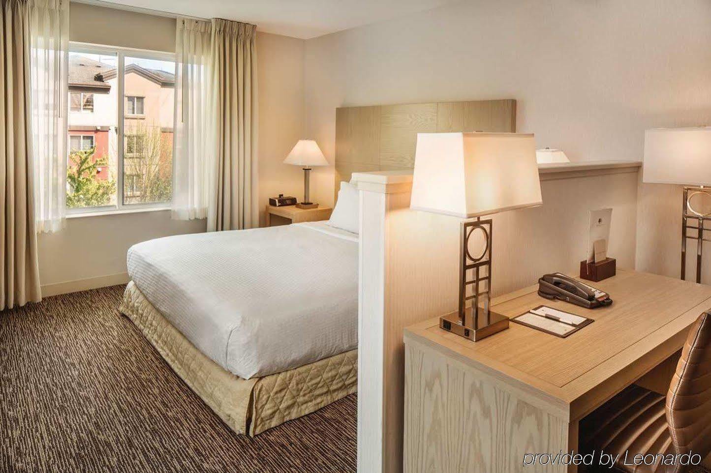 Отель Doubletree By Hilton Олимпия Экстерьер фото